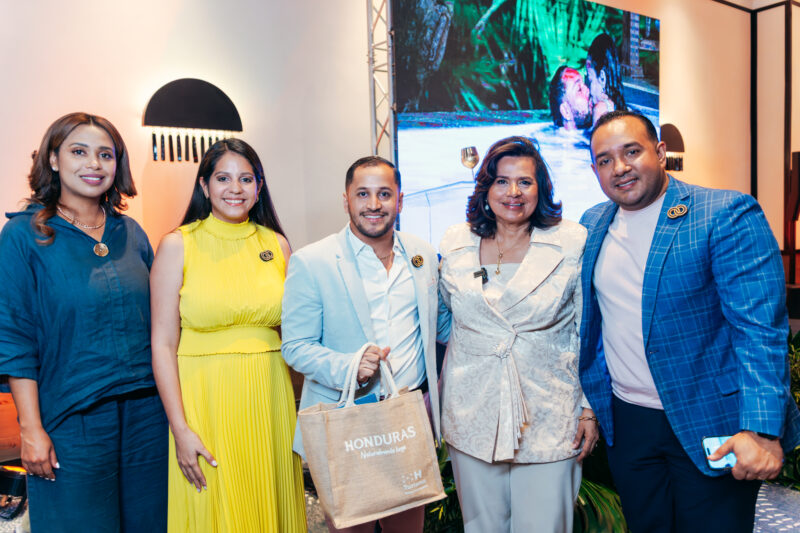 Looks predominantes en el Watch Party del Kimpton Grand Roatan
