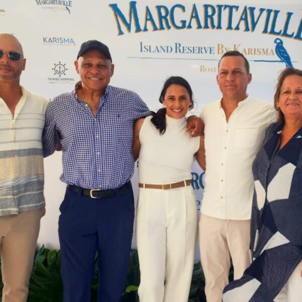 Vibrante estilo tropical en inicio de Margaritaville Roatán