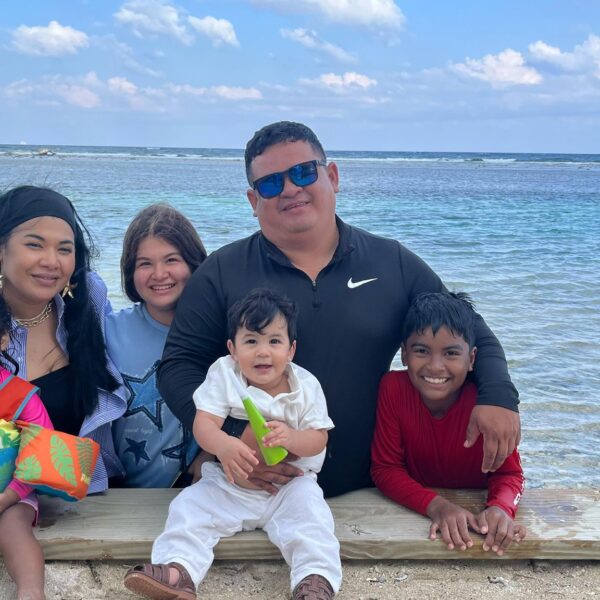 Max Arch celebra su primer año frente al mar rodeado de amor