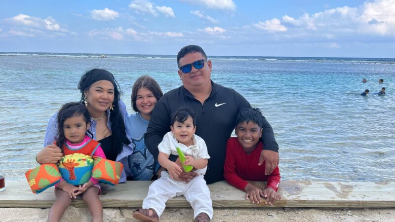 Max Arch celebra su primer año frente al mar rodeado de amor