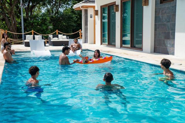 Cuenta con piscina privada, área de snorkeling, muelle, cancha privada y muchas más amenidades.