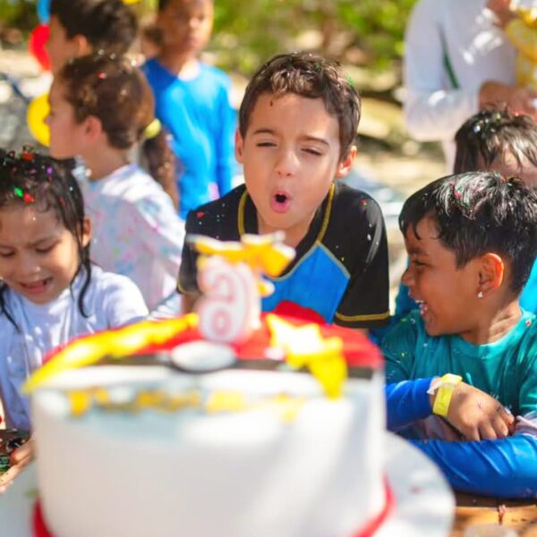 Nico celebra sus 6 años con una increíble Beach Party en Roatán