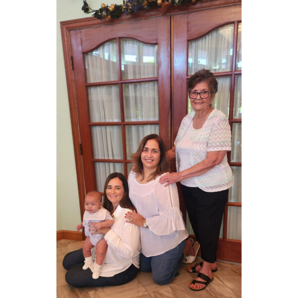 Tres generaciones de madres construyendo historias en Roatán