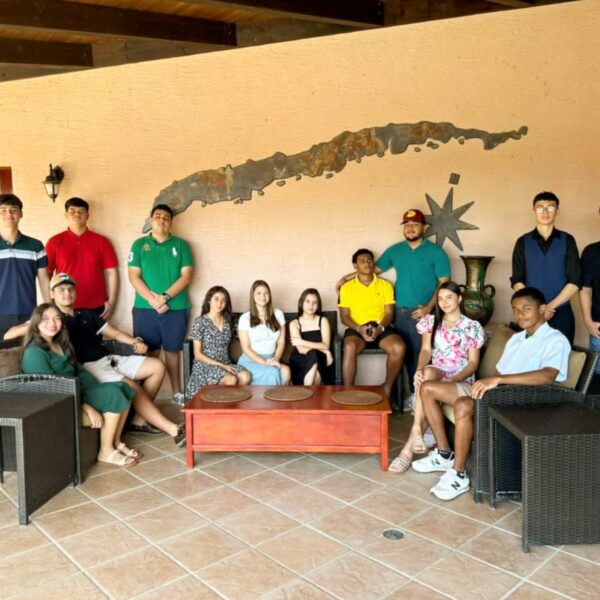 Kingdom Bilingual celebra el Seniors Breakfast 2025 en Pineapple Villas