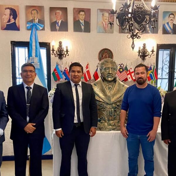 Artista Higinio Pérez inmortaliza a José Cecilio del Valle en México