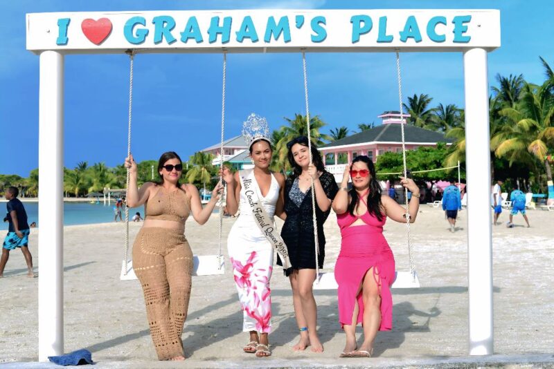 Estilo tropical al máximo: Moda vibrante en el Conch Festival 2025