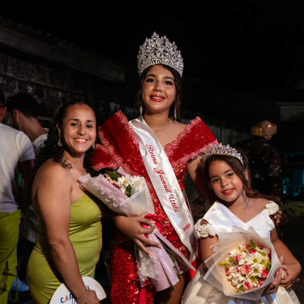 Kaylee Bush y Victoria Hernández son coronadas reinas del Carnaval de Utila