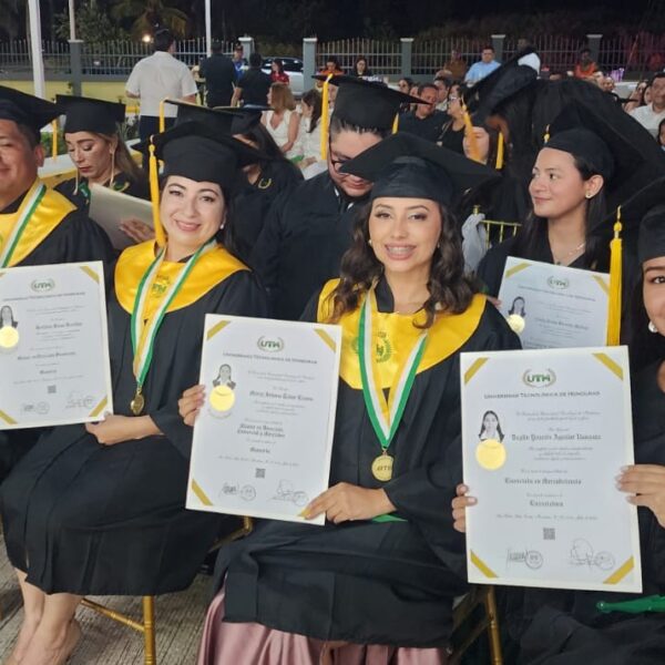 UTH celebra graduación de su XVI promoción en Roatán