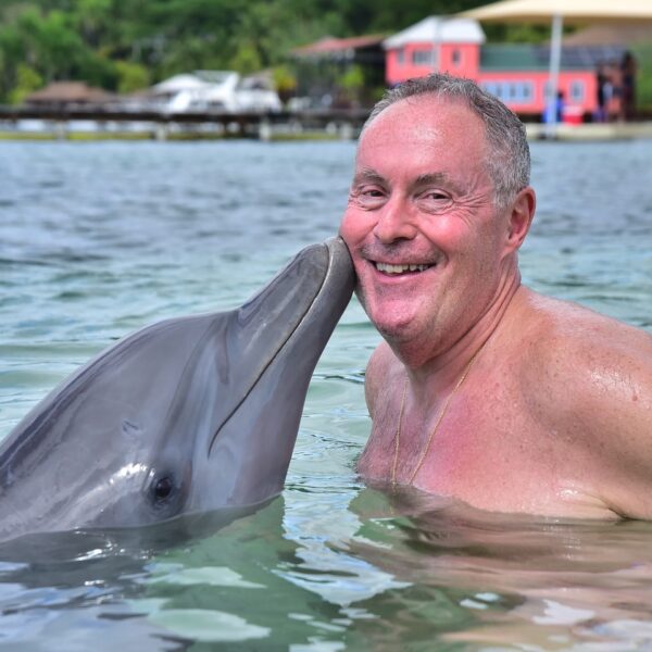 Andrés Cantor, legendario narrador argentino disfruta del paradisíaco Roatán