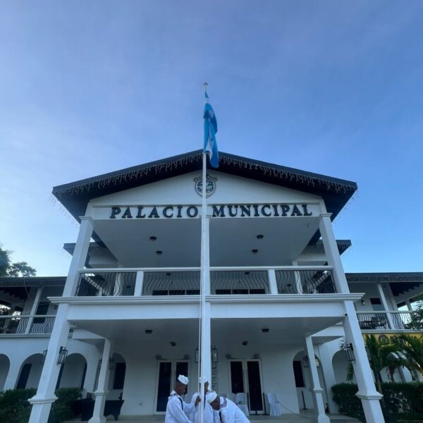 Roatán celebra izada de la Bandera con cultura y orgullo nacional