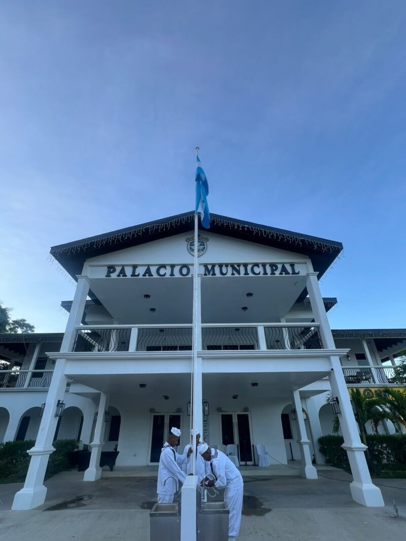 Roatán celebra izada de la Bandera con cultura y orgullo nacional