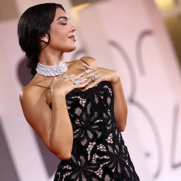 Uñas XL almendradas: símbolo en otoño 2025 que impone Georgina Rodríguez