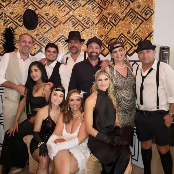 Roatán viaja a los años 20 en la celebración de Víctor Jones