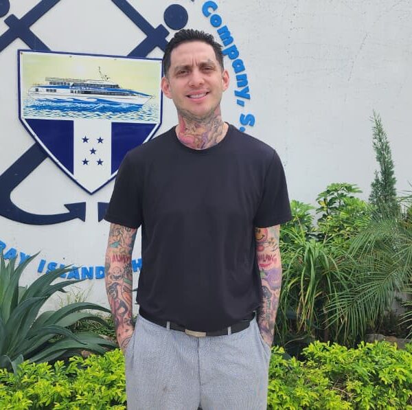 Lary Over en su regreso a Roatán predica la palabra de Dios como Raymond Guevara