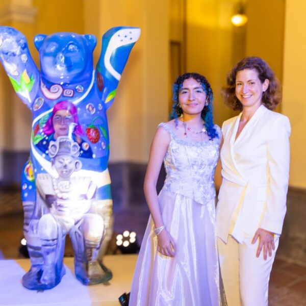 Honduras da la bienvenida a su primer Buddy Bear: un puente artístico con Alemania