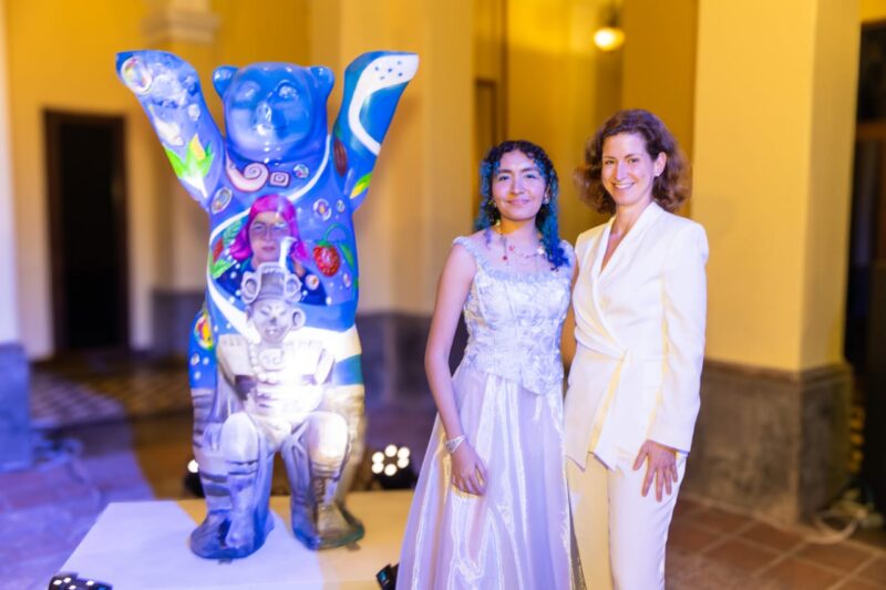 Honduras da la bienvenida a su primer Buddy Bear: un puente artístico con Alemania