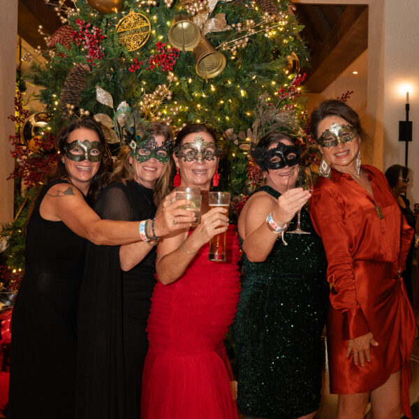Rotary Club de Roatán celebra su Masquerade Gala llena de filantropía y brillo navideño
