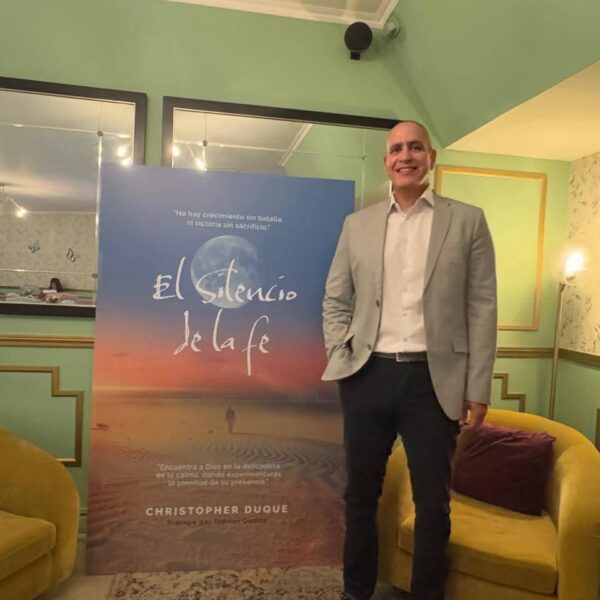 Christopher Duque presenta su libro «El Silencio de la Fe», un testimonio de amor cristiano