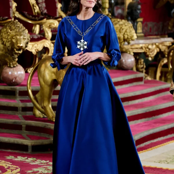 Azul marino: el color que Letizia Ortiz confirma como imprescindible en primavera/verano 2026