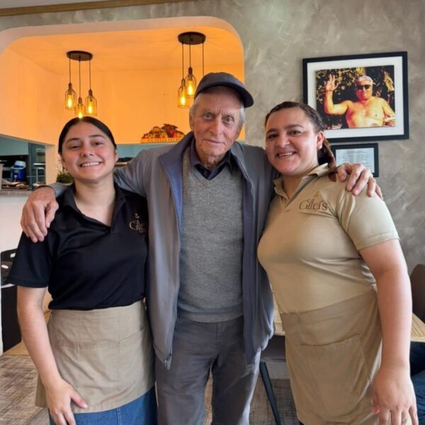 Michael Douglas disfruta la tranquilidad de Roatán en GiLei’s Café