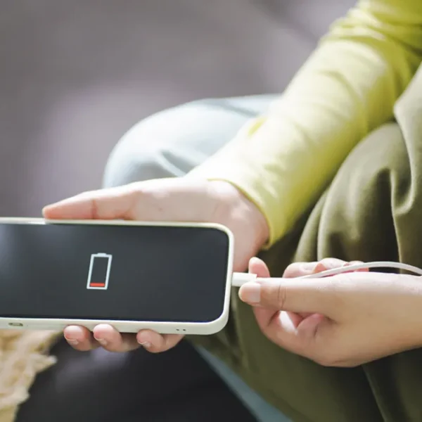 ¿Un solo cargador para todo? El riesgo detrás de esta práctica cotidiana