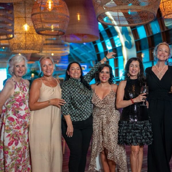 Corazones Solidarios recaudó fondos para transformar la vida de mujeres en Roatán con moda sostenible