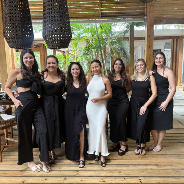 Glamour en blanco y negro: Ana Cristina Urrutia vive su despedida de soltera frente al mar