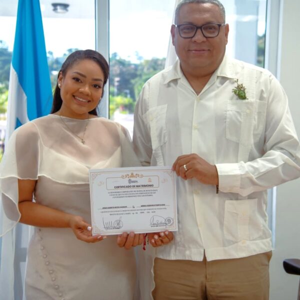 Jesús Reyes y Mirna Puerto celebran una íntima boda civil en Roatán