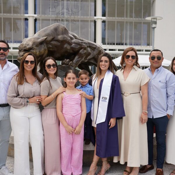 Meghan McNab celebra su graduación rodeada del cariño de su familia