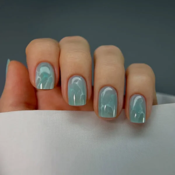 Uñas aguamarina: la tendencia más elegante y tropical que conquista Roatán