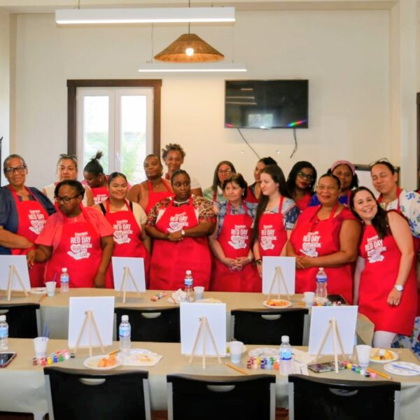 Keller Williams Roatán reafirma su compromiso social con el Red Day 2026