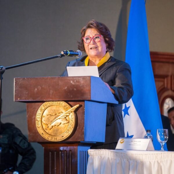 Lucía Alvarado: la voz de la credibilidad que recibe el Álvaro Contreras 2026