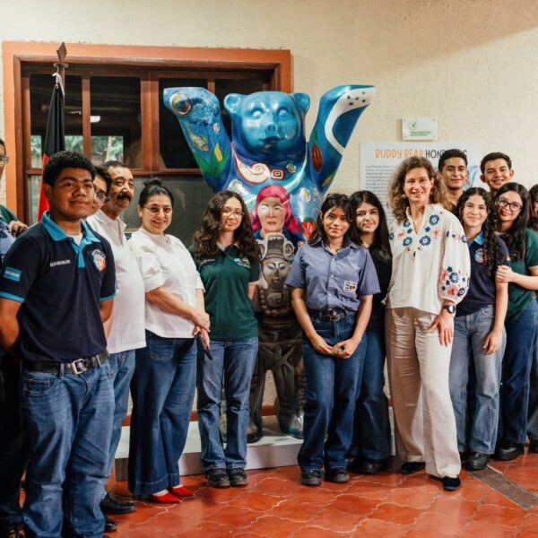 Embajada de Alemania lleva el primer Buddy Bear hondureño a San Pedro Sula