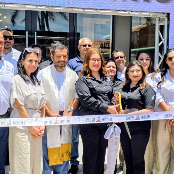 Eduardo Kafati y su esposa encabezan apertura de nueva sucursal de Espresso Americano en Roatán