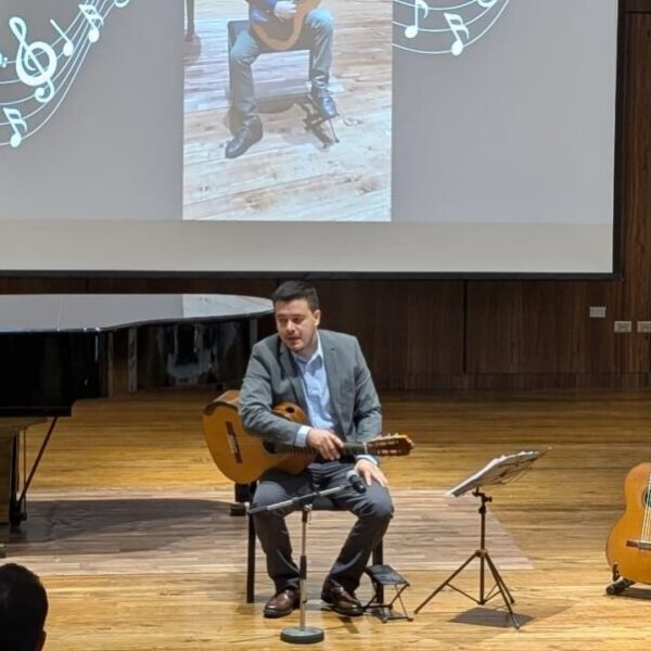 Ever Castellanos inmortaliza la música hondureña con su libro Instantes. Piezas y Arreglos