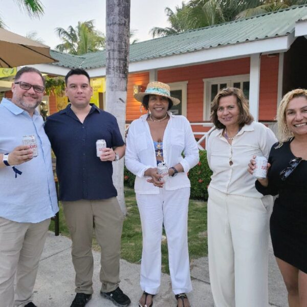 Roatán brinda con sabor español: llega la Cerveza Escorial a La Placita Inn