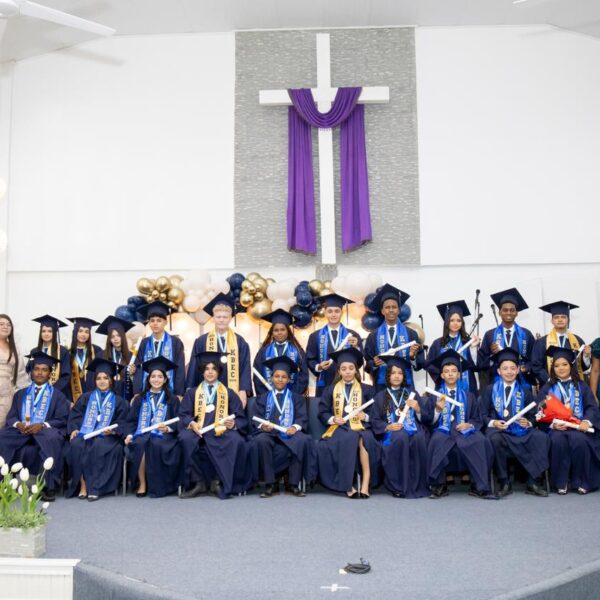 Kingdom Bilingual Educational Center celebra la graduación de 21 estudiantes