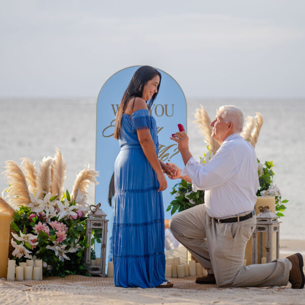 El mar enmarca el romántico compromiso entre Jeff Jackson e Indira Fox