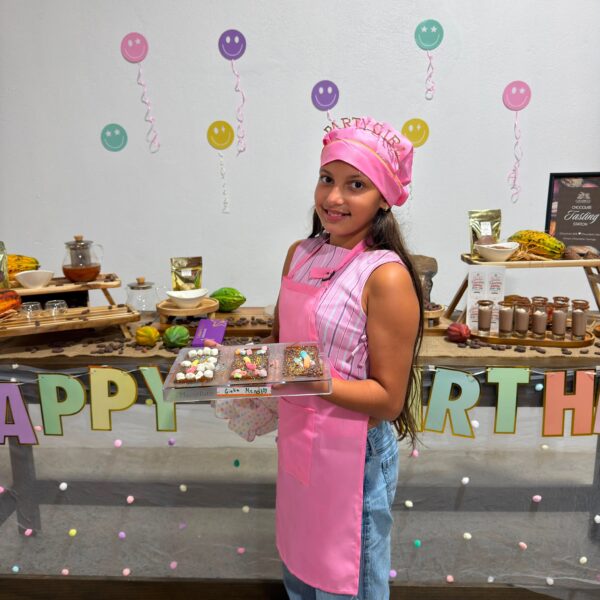 Giulia McNab Silvestri celebra sus 11 años con una dulce aventura en Carambola Chocolate Factory