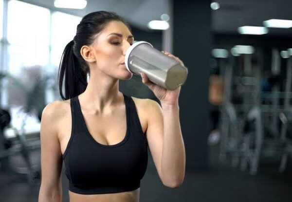 Licuado de proteínas: la guía para aprovecharlo mejor si entrenas en el gym