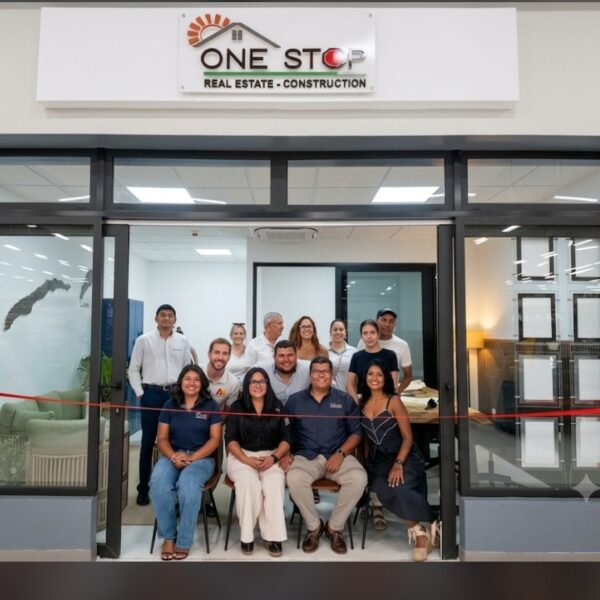One Stop Real Estate Roatán celebra 19 años de trayectoria con la inauguración de su nueva oficina en Sun Plaza
