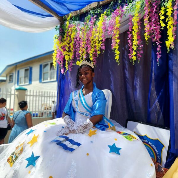Azul y tradición: trajes típicos engalanaron los desfiles patrios de Roatán y Santos Guardiola