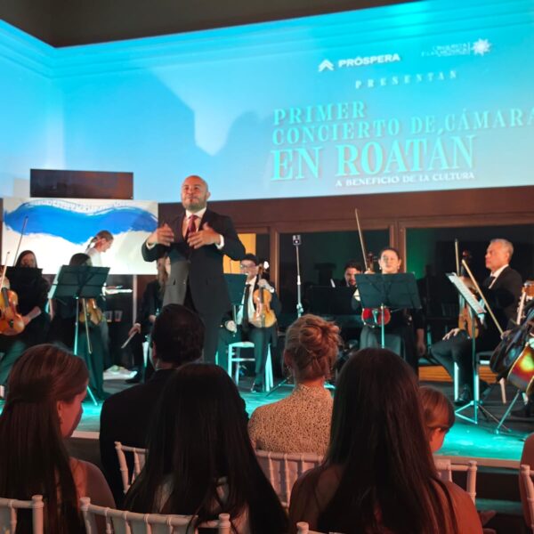 Roatán vivió una noche mágica de música, arte y conciencia ambiental con la Orquesta Filarmónica de San Pedro Sula