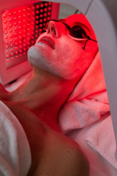 Terapia de luz roja: el nuevo ritual de belleza que conquista piel y cabello