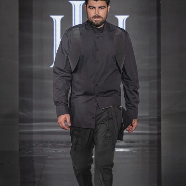 El cantante venezolano Jonathan Moly sorprende como modelo en New York Fashion Week