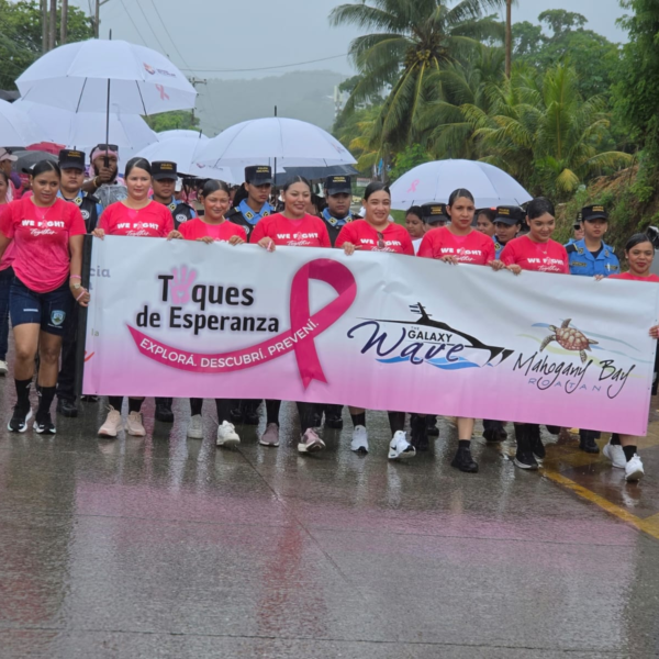 Roatán pinta de rosa sus calles en una jornada de esperanza y solidaridad