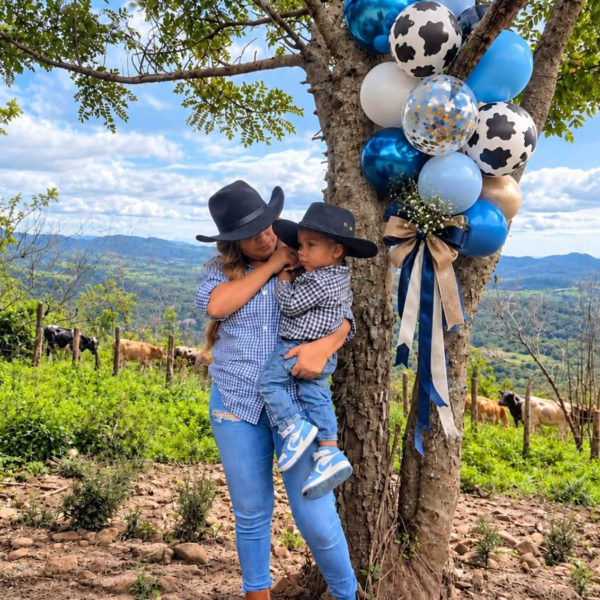 Marelin Mondragón y su pequeño Carlos David celebran juntos sus cumpleaños