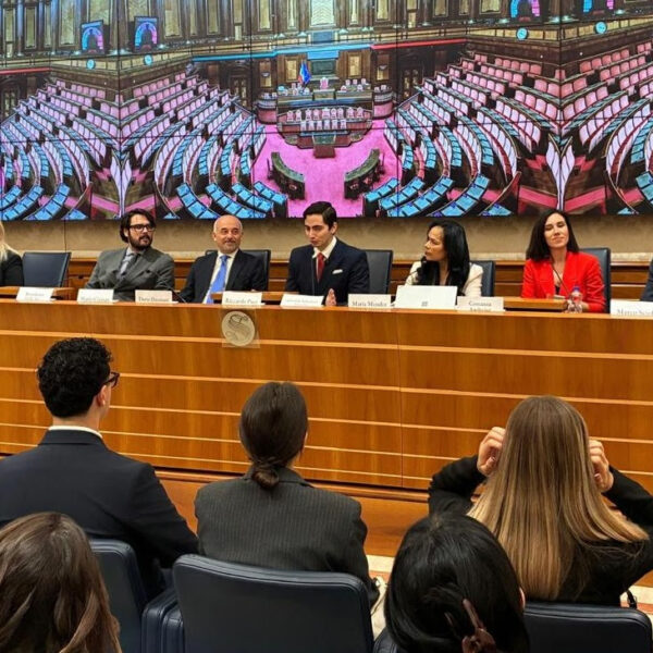 “La pausa es clave para la salud mental de los jóvenes”, defienden expertos ante el Senado italiano